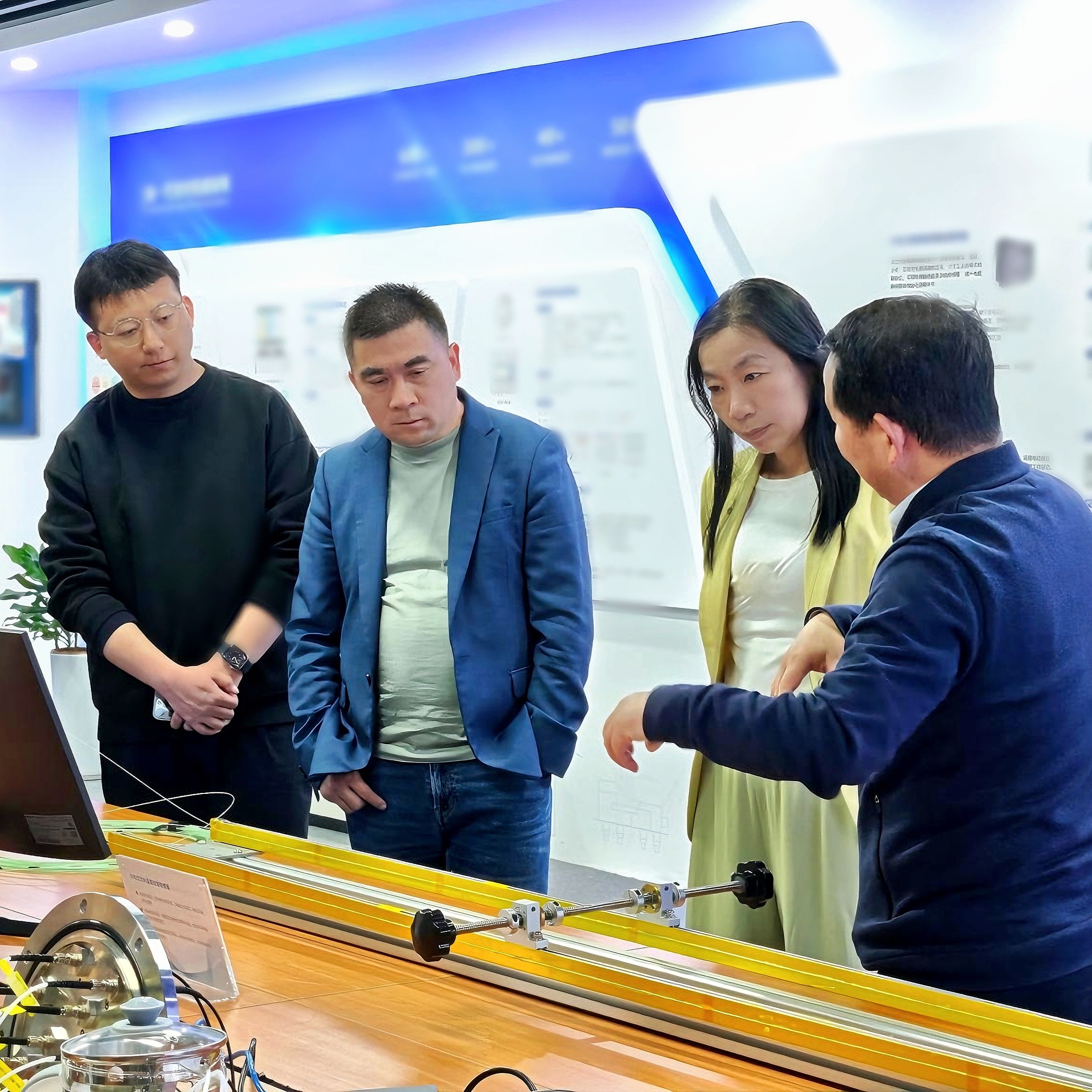 新華社上海、江蘇、安徽等地記者團赴光格科技調研人工智能發(fā)展現狀與未來(lái)趨勢
